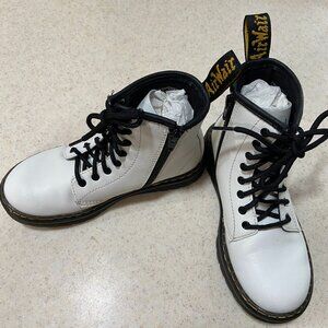 Youth girls or boys White Boots Dr. Martens US size 1 very gentle used